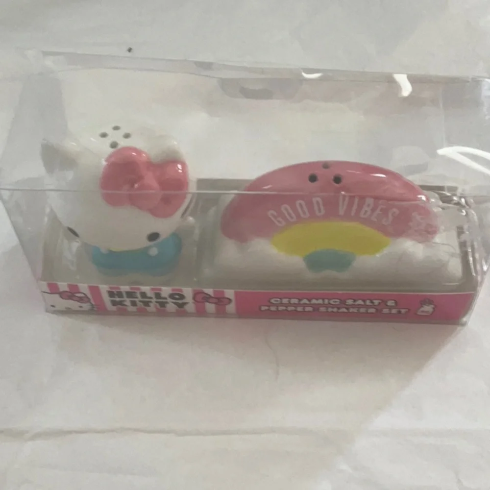 Hello Kitty Ceramic Salt and Pepper Shaker Set - Picture 2 of 6